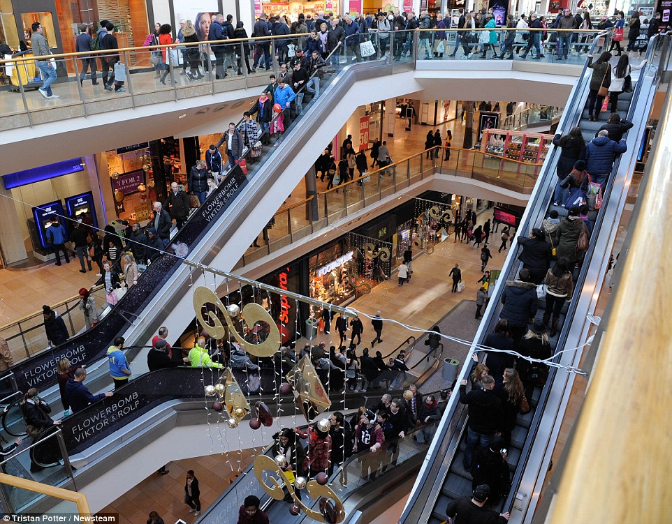 2F95A49500000578-3371606-Birmingham_The_escalators_of_the_Bull_Ring_shopping_centre_were_-a-60_1450881547311