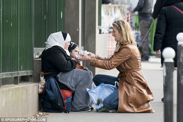 31B5E61200000578-3477564-Penny_Lancaster_pictured_in_Paris_giving_beggars_a_bag_of_grocer-a-1_1457168460739